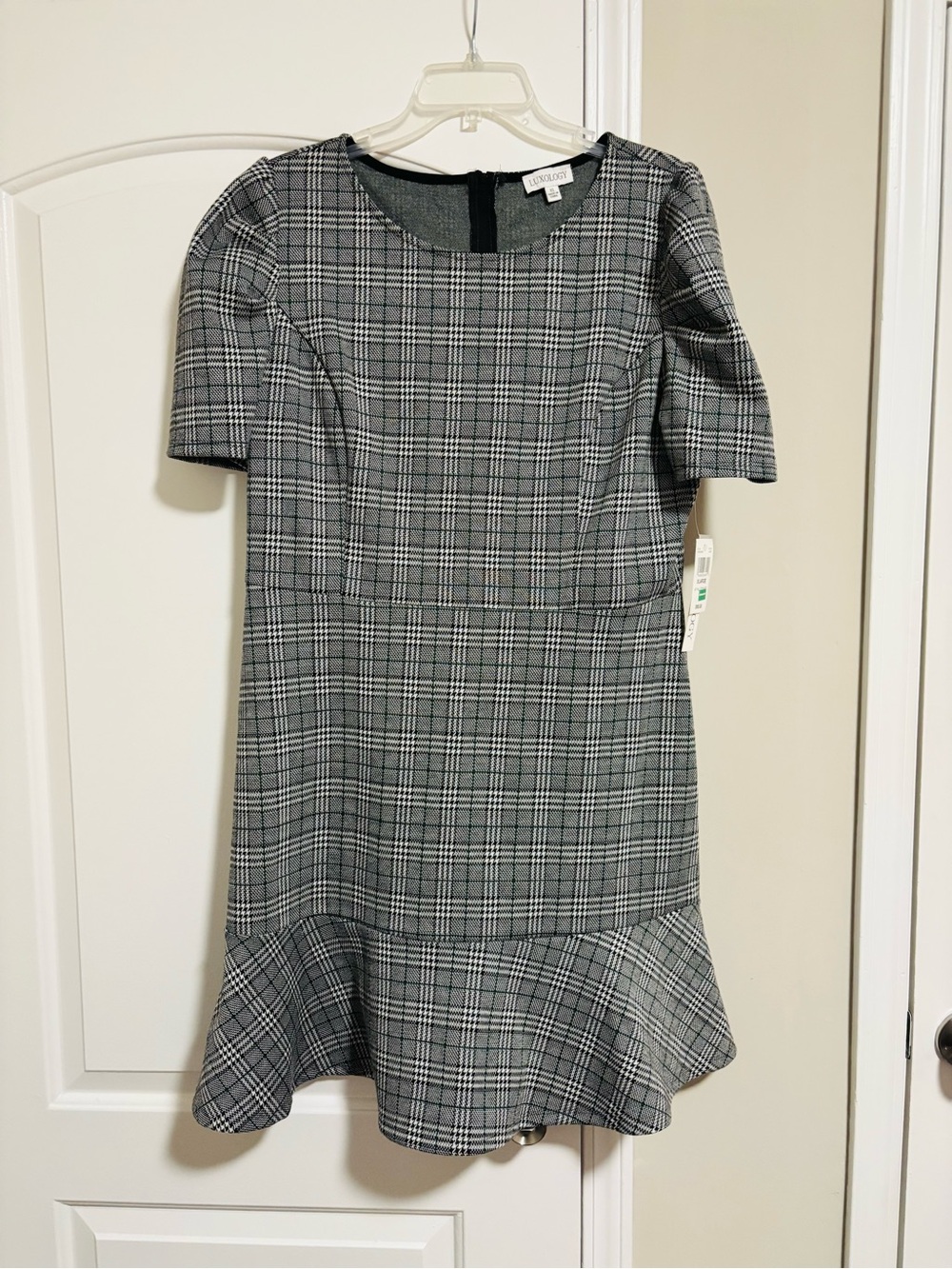 LUXOLOGY, NWT Gray Plaid Short-Sleeve Flounce Dress, Size XL